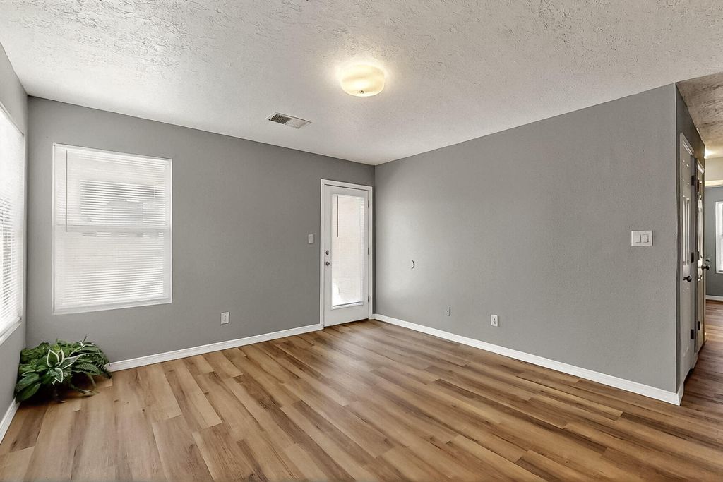 Image 5 of property listing at 111 18th Street SE, Rio Rancho, NM 87124