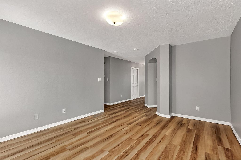 Image 6 of property listing at 111 18th Street SE, Rio Rancho, NM 87124