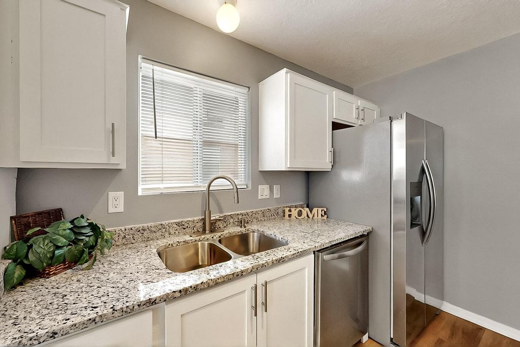 Image 8 of property listing at 111 18th Street SE, Rio Rancho, NM 87124