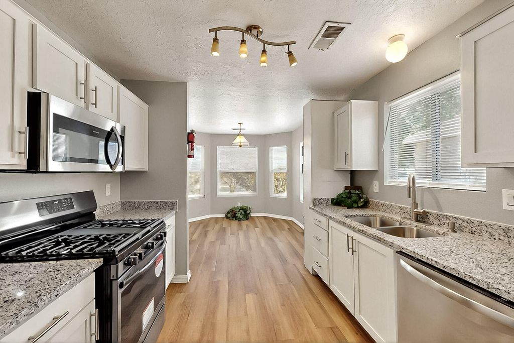 Image 9 of property listing at 111 18th Street SE, Rio Rancho, NM 87124