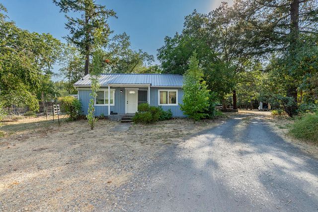 2524 Rockydale Road, Cave Junction, OR 97523