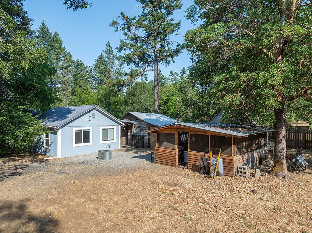 2524 Rockydale Road, Cave Junction, OR 97523