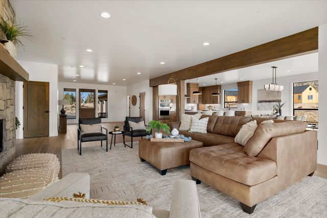 13210 SW Seven Peaks Loop, Powell Butte, OR 97753