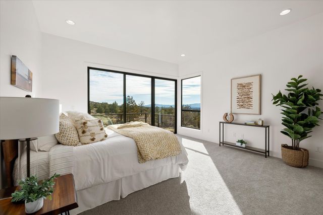 13210 SW Seven Peaks Loop, Powell Butte, OR 97753