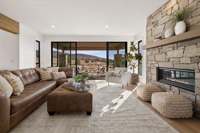 13210 SW Seven Peaks Loop, Powell Butte, OR 97753