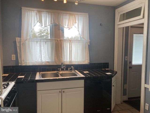 2054 W MARKET ST, Pottsville, PA 17901