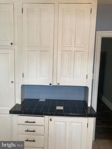 2054 W MARKET ST, Pottsville, PA 17901