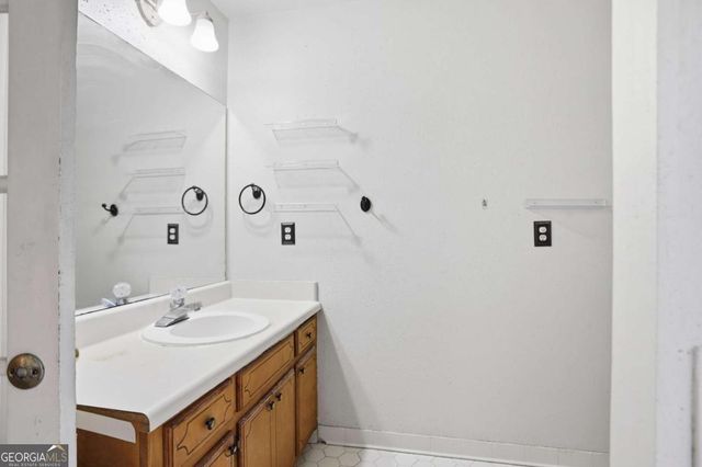 889 Lakeview Road, Grayson, GA 30017