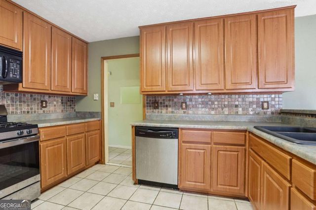 889 Lakeview Road, Grayson, GA 30017