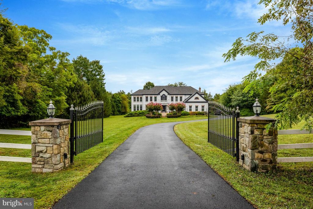 401 WALKER RD, Great Falls, VA 22066