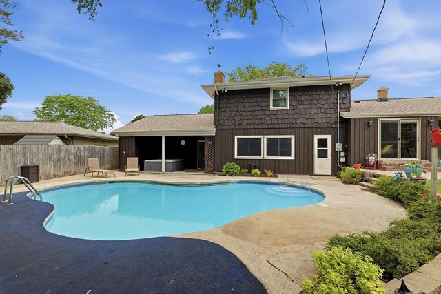 241 Crestwood DRIVE, Sheboygan Falls, WI 53085