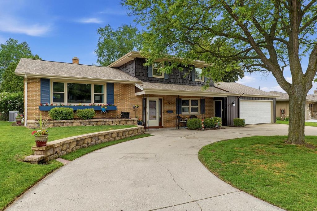241 Crestwood DRIVE, Sheboygan Falls, WI 53085
