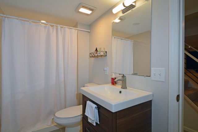 911 Sunnyview Lane, Minnetonka, MN 55305