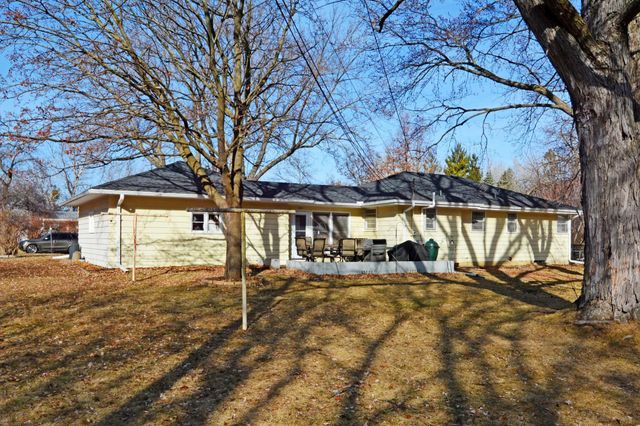 911 Sunnyview Lane, Minnetonka, MN 55305