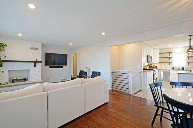 911 Sunnyview Lane, Minnetonka, MN 55305