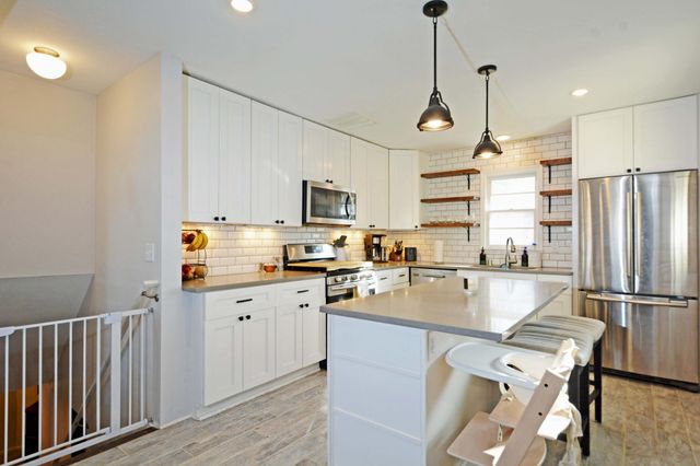 911 Sunnyview Lane, Minnetonka, MN 55305