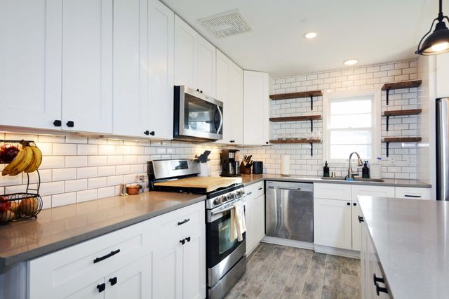 911 Sunnyview Lane, Minnetonka, MN 55305