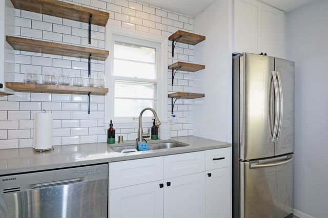 911 Sunnyview Lane, Minnetonka, MN 55305