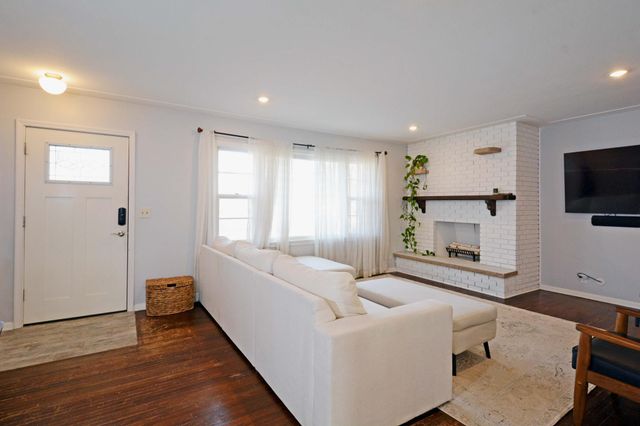 911 Sunnyview Lane, Minnetonka, MN 55305