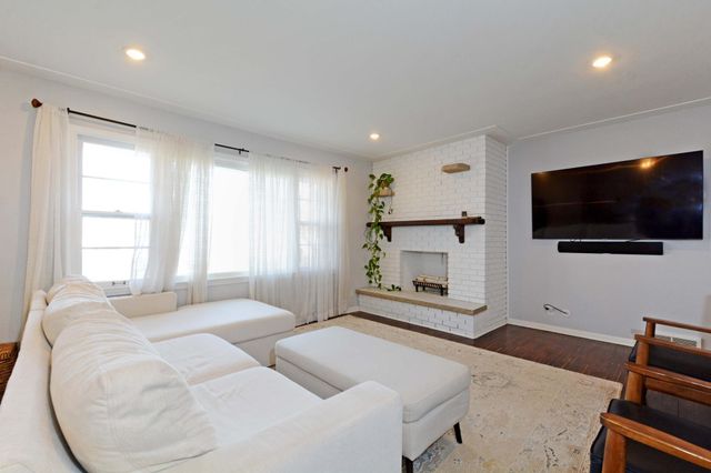 911 Sunnyview Lane, Minnetonka, MN 55305