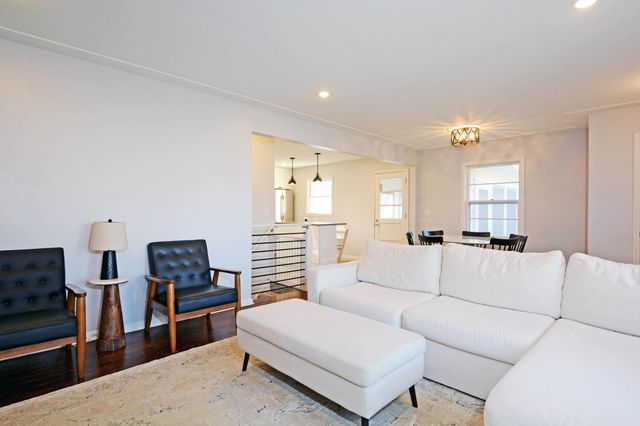 911 Sunnyview Lane, Minnetonka, MN 55305