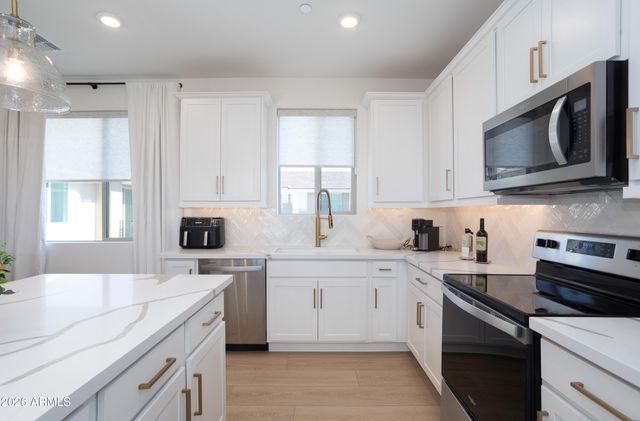 2121 W SONORAN DESERT Drive 8, Phoenix, AZ 85085