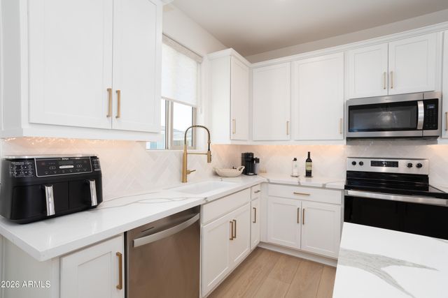 2121 W SONORAN DESERT Drive 8, Phoenix, AZ 85085