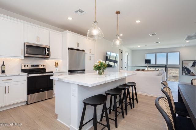 2121 W SONORAN DESERT Drive 8, Phoenix, AZ 85085