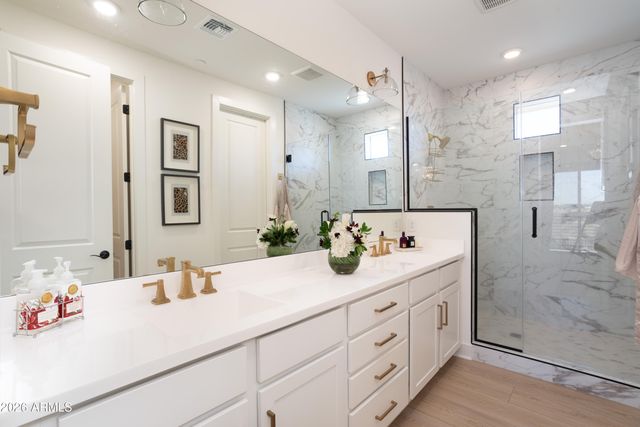 2121 W SONORAN DESERT Drive 8, Phoenix, AZ 85085