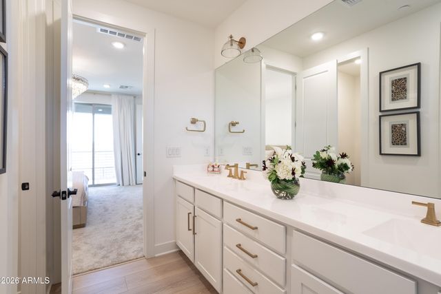 2121 W SONORAN DESERT Drive 8, Phoenix, AZ 85085