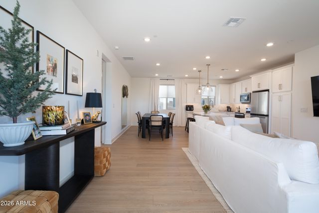 2121 W SONORAN DESERT Drive 8, Phoenix, AZ 85085