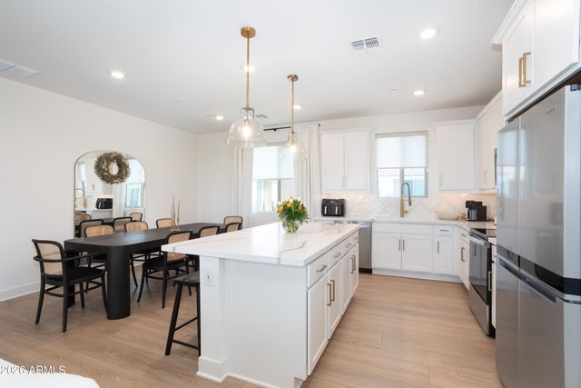 2121 W SONORAN DESERT Drive 8, Phoenix, AZ 85085
