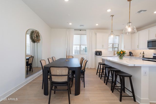 2121 W SONORAN DESERT Drive 8, Phoenix, AZ 85085