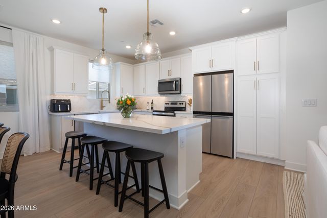 2121 W SONORAN DESERT Drive 8, Phoenix, AZ 85085