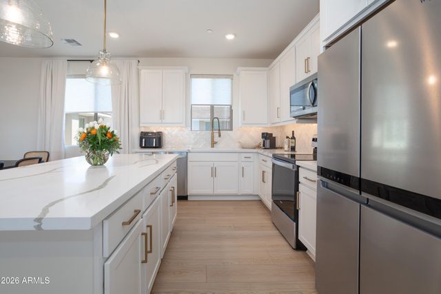 2121 W SONORAN DESERT Drive 8, Phoenix, AZ 85085