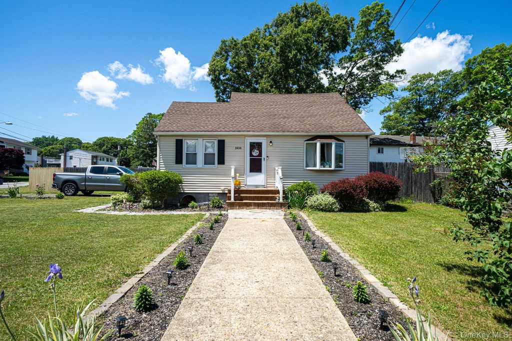 1406 Coates Avenue, Holbrook, NY 11741