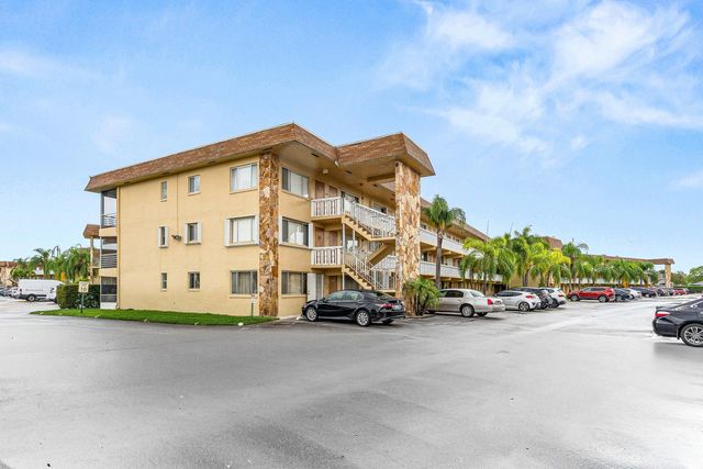 600 Village Green Court, Palm Springs, FL 33461