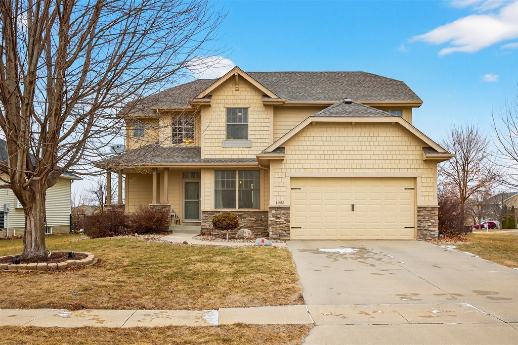 1925 SE Leeann Drive, Waukee, IA 50263