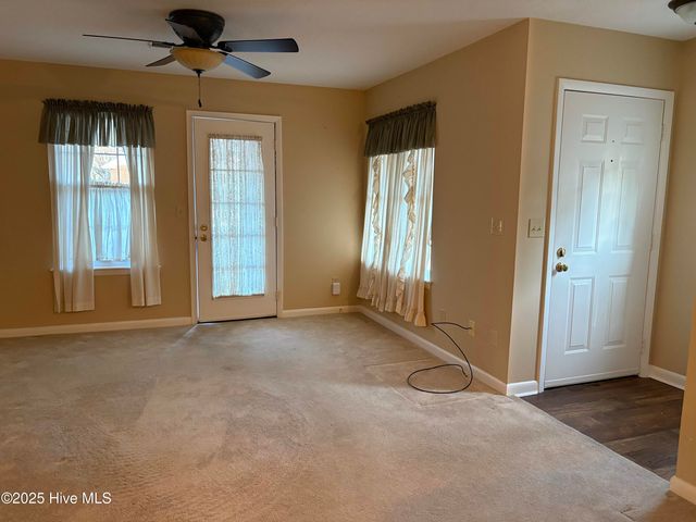 1203 Wilshire Circle, Aberdeen, NC 28315