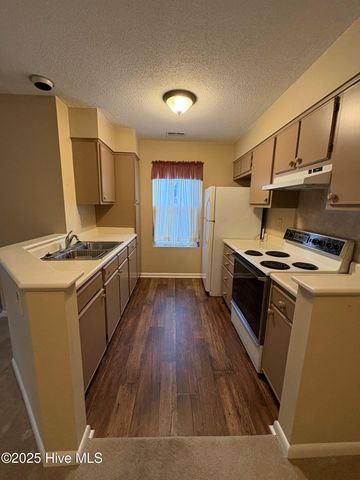 1203 Wilshire Circle, Aberdeen, NC 28315