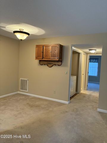 1203 Wilshire Circle, Aberdeen, NC 28315