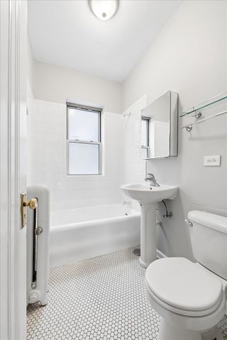 242 S MAPLE Avenue 1E, Oak Park, IL 60302