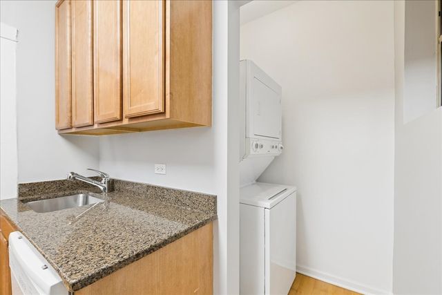 242 S MAPLE Avenue 1E, Oak Park, IL 60302