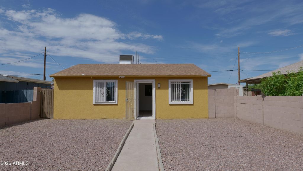 2520 E CHIPMAN Road, Phoenix, AZ 85040 — photo 2