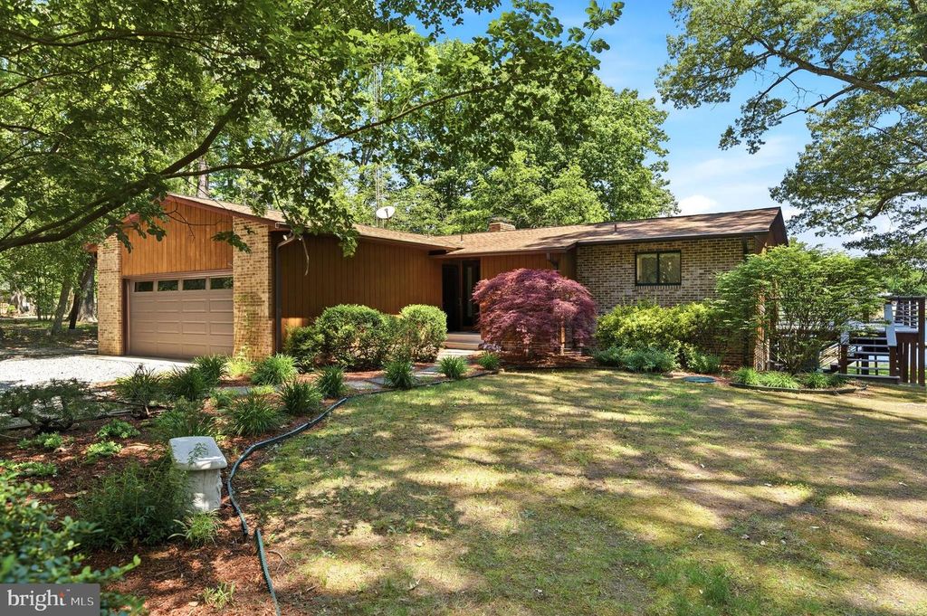 Image 4 of property listing at 18040 SHIPPING POINT RD, Lexington Park, MD 20653