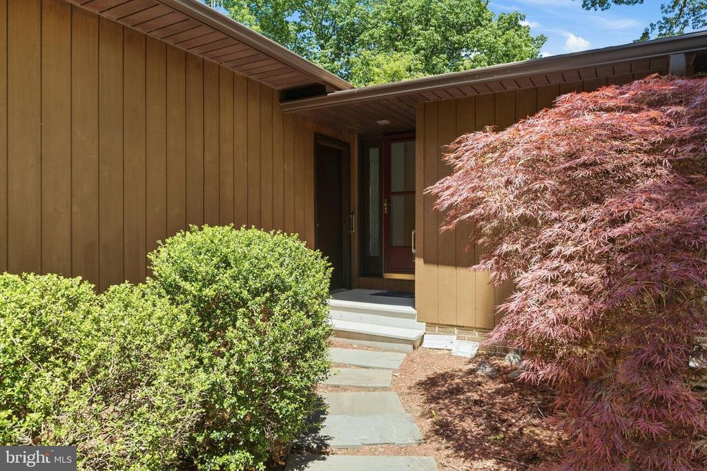 Image 9 of property listing at 18040 SHIPPING POINT RD, Lexington Park, MD 20653