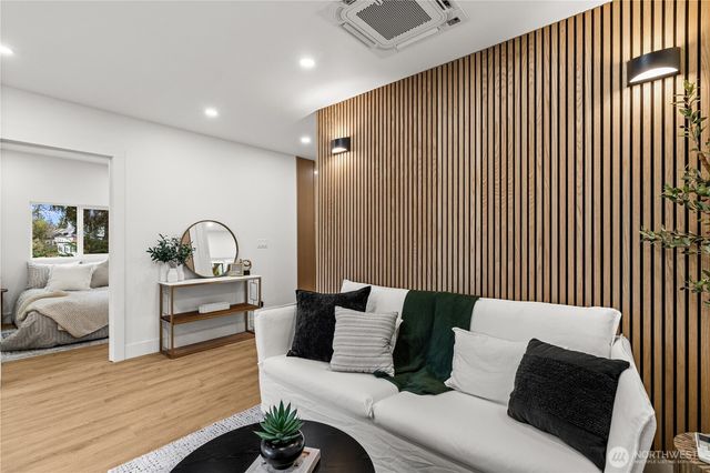 1604 NW 70th Street, Seattle, WA 98117