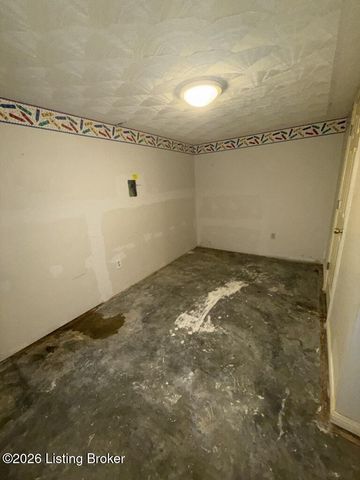 5605 Mockernut Ln, Louisville, KY 40258