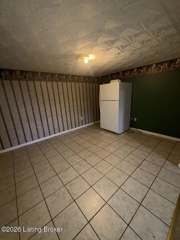 5605 Mockernut Ln, Louisville, KY 40258