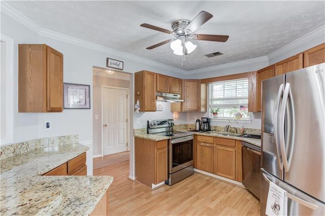 302 Greenleaf Court, Loganville, GA 30052